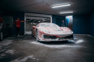 Car detailing Ferrari: frontale con schiuma attiva